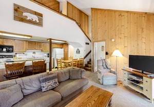 Fantastic Vacation Retreat w/Shared Pool, Hot Tub, Sauna + Free WiFi