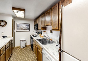 Fantastic Vacation Retreat w/Shared Pool, Hot Tub, Sauna + Free WiFi