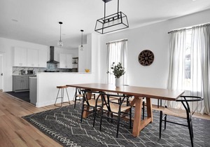 Farmhouse Stunner - 5 min drive to TIAA Bnk Field!