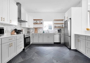 Farmhouse Stunner - 5 min drive to TIAA Bnk Field!