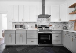 Farmhouse Stunner - 5 min drive to TIAA Bnk Field!