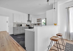 Farmhouse Stunner - 5 min drive to TIAA Bnk Field!