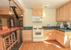 Fawnskin Lakeside Cabin - Nice cozy duplex with mountain views with a Jet Tub