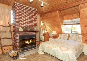 Fawnskin Lakeside Cabin - Nice cozy duplex with mountain views with a Jet Tub