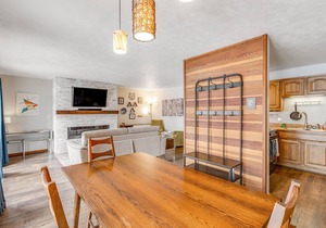 First-floor condo with porch & electric fireplace - close to ski resorts