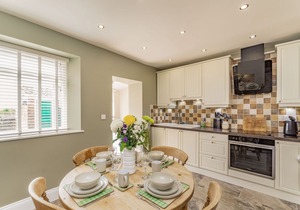 FISHER COTTAGE, pet friendly, character holiday cottage in Hornsea