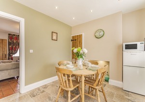 FISHER COTTAGE, pet friendly, character holiday cottage in Hornsea