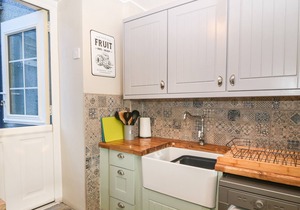 FISHERMAN'S COTTAGE, pet friendly, with open fire in Church Bay