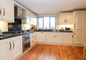 FLINTSTONE COTTAGE, pet friendly, with a garden in Mundesley