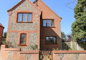 FLINTSTONE COTTAGE, pet friendly, with a garden in Mundesley