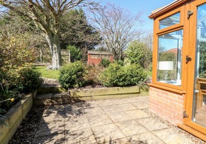 FLINTSTONE COTTAGE, pet friendly, with a garden in Mundesley