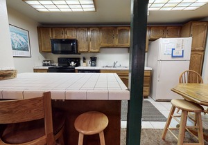 Forest Quiet Setting, Short Walk to The Village. Pool On-site, Near the Lakes