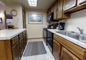 Forest Quiet Setting, Short Walk to The Village. Pool On-site, Near the Lakes