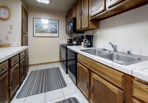 Forest Quiet Setting, Short Walk to The Village. Pool On-site, Near the Lakes