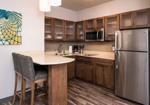 Free Breakfast. Pool. Gym. Close to Maxey Park Zoo!