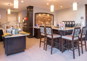 Free Breakfast. Pool. Gym. Close to Maxey Park Zoo!