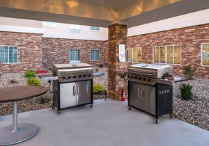 Free Breakfast. Pool. Gym. Close to Maxey Park Zoo!