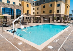 Free Breakfast. Pool. Shared BBQ. King Suite. 30 Min to Oakland Zoo!