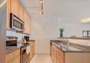 Frontdesk | 1 BR near Milwaukee Bay