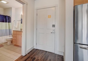 Frontdesk | 1 BR near Milwaukee Bay