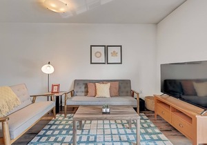 Frontdesk | 1 BR near Milwaukee Bay