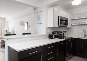 FRONTDESK Modern 1 BR Apt by Forest Park