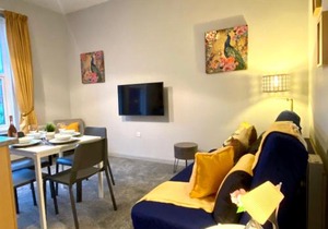 Funky Stylish Apartment! - 5 Minute Walk to the Best Beach! - Great Location - Parking - Fast WiFi - Smart TV - Newly decorated - sleeps up to 4! Close to Bournemouth & Poole Town Centre & Sandbanks