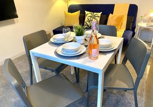 Funky Stylish Apartment! - 5 Minute Walk to the Best Beach! - Great Location - Parking - Fast WiFi - Smart TV - Newly decorated - sleeps up to 4! Close to Bournemouth & Poole Town Centre & Sandbanks