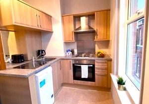 Funky Stylish Apartment! - 5 Minute Walk to the Best Beach! - Great Location - Parking - Fast WiFi - Smart TV - Newly decorated - sleeps up to 4! Close to Bournemouth & Poole Town Centre & Sandbanks