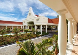 Get Ready for Adventures! Pool, Free Parking, Bar, Close to Jan Thiel Beach