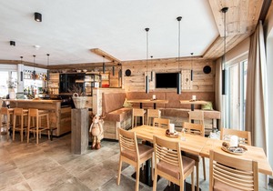 Golden Lodges Resort near the ski lift