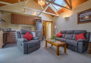 Gorgeous Two-Bedroom Apartment below Coronet Peak