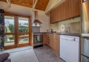 Gorgeous Two-Bedroom Apartment below Coronet Peak