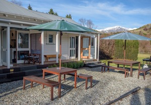 Gorgeous Two-Bedroom Apartment below Coronet Peak