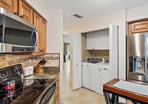 Gorgeous Updated 2 Bedroom Lake View Unit in