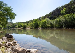 Gorgeous, upscale, gated with a pool on the Guadalupe River! River Access!