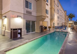 GREAT DEAL! 2 Amazing Units Close to Disneyland! Shuttle Service, Pool!