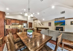 Great location- walk to Heavenly! Tahoe woods #603