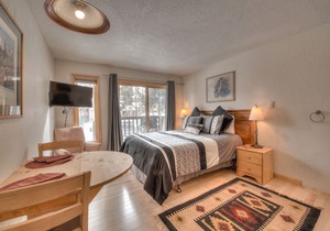 Great Ski-In Studio, 200 Steps to Ski Lift, 5min. Walk To Main St.