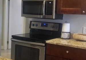 Great spot for a sunny, hassle free vacation. Clean, safe close to the beach.