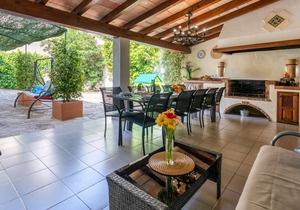 Great townhouse with private pool and summer kitchen near the centre.