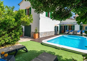 Great townhouse with private pool and summer kitchen near the centre.