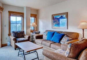 Great views, sleeps up to 8, walk to slopes, kids ski free! by RedAwning