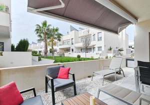 Ground floor sunny apartment with pool views