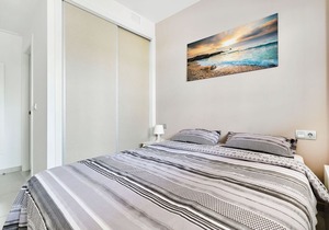 Ground floor sunny apartment with pool views
