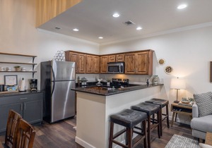 Gruene Getaway - In the heart of Gruene, swimming pool, sleeps 6!
