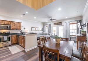 Gruene Getaway - In the heart of Gruene, swimming pool, sleeps 6!