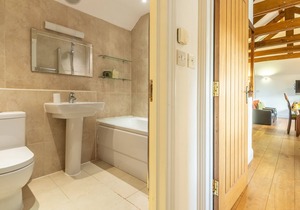 Heather Cottage is both beautiful and ideally located for the beaches