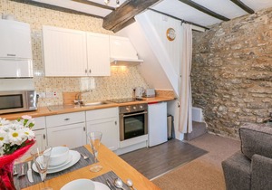 HIGH VIEW COTTAGE, pet friendly in Castleton, Peak District