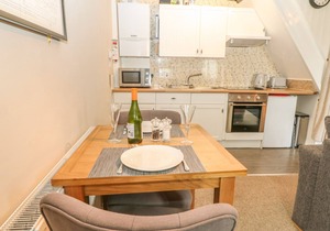 HIGH VIEW COTTAGE, pet friendly in Castleton, Peak District